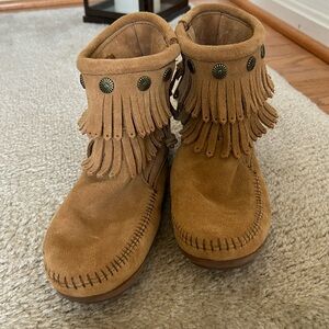 Minnetonka Ladies Tan Fringe Moccasins